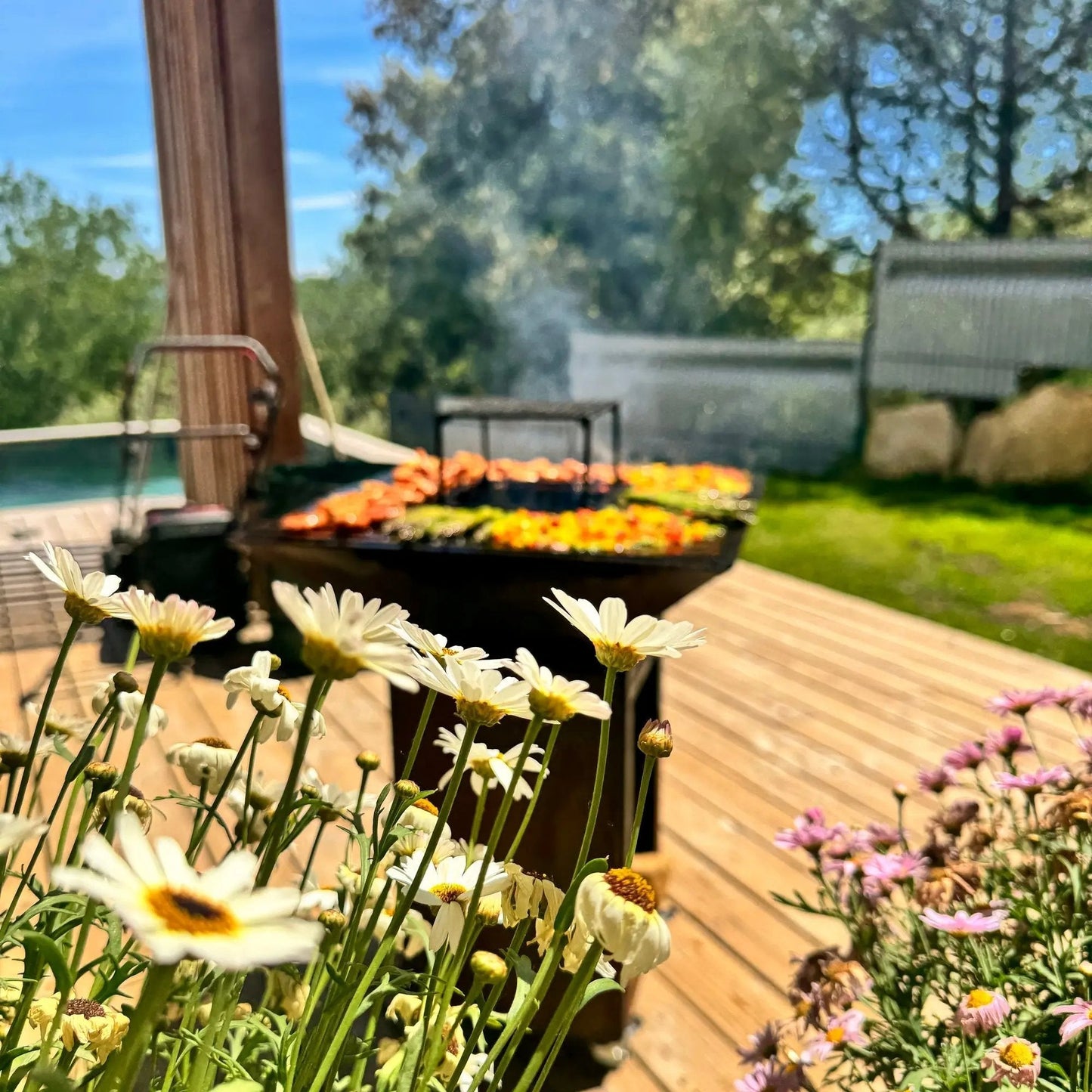 Lou provençau-Brasero plancha en acier corten avec rangement bûches-grille et stop food inclus